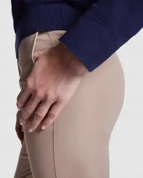 Hilux Woman - Damski sweter z cienkiej dzianiny z dekoltem w serek.