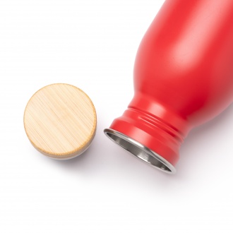  Levu - Bottle made of recycled 304 stainless steel with a matte finish and a bamboo cap. Capacity: 650 ml.
