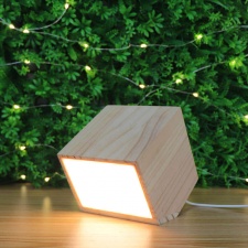 WOODZ HOME - Lampa LED wykonana z drewna klonowego 90*90*70mm